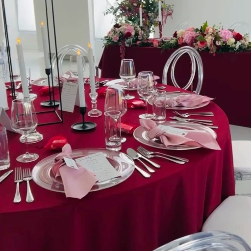 Bordový okrúhly a rovný obrus