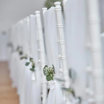 Biela chiavari stolička