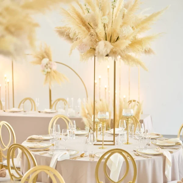 Vysoký zlatý hranatý stojan