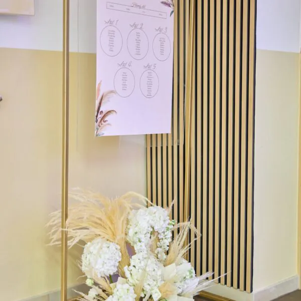 Zlatý hranatý stojan