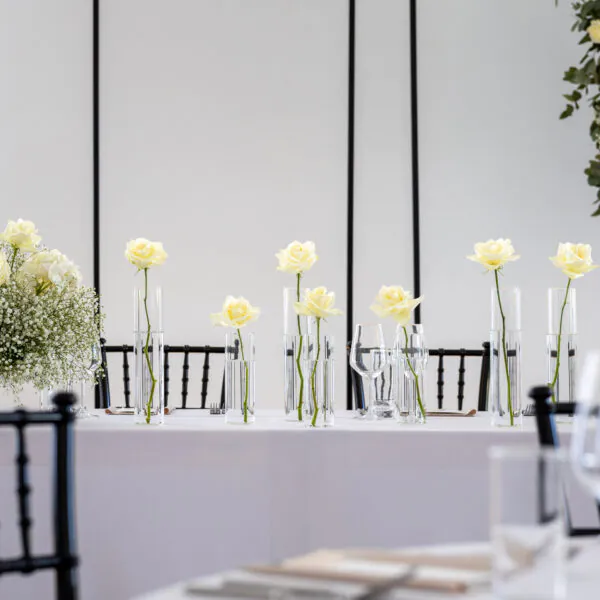 Trojdielna čierna konštrukcia