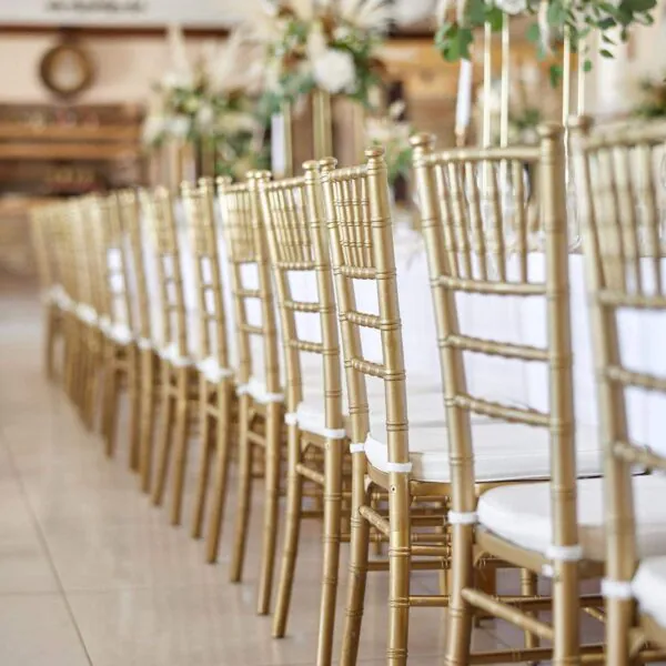 Zlaté chiavari stoličky