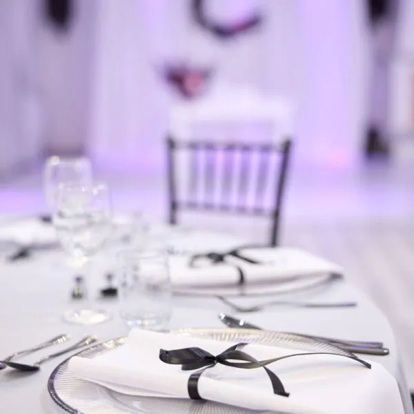 Sklenený klubový tanier s čiernym lemom