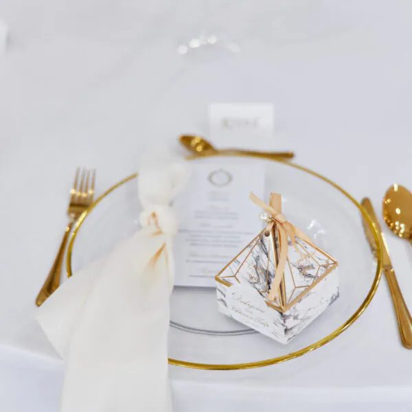 Sklenený klubový tanier s tenkým zlatým lemom