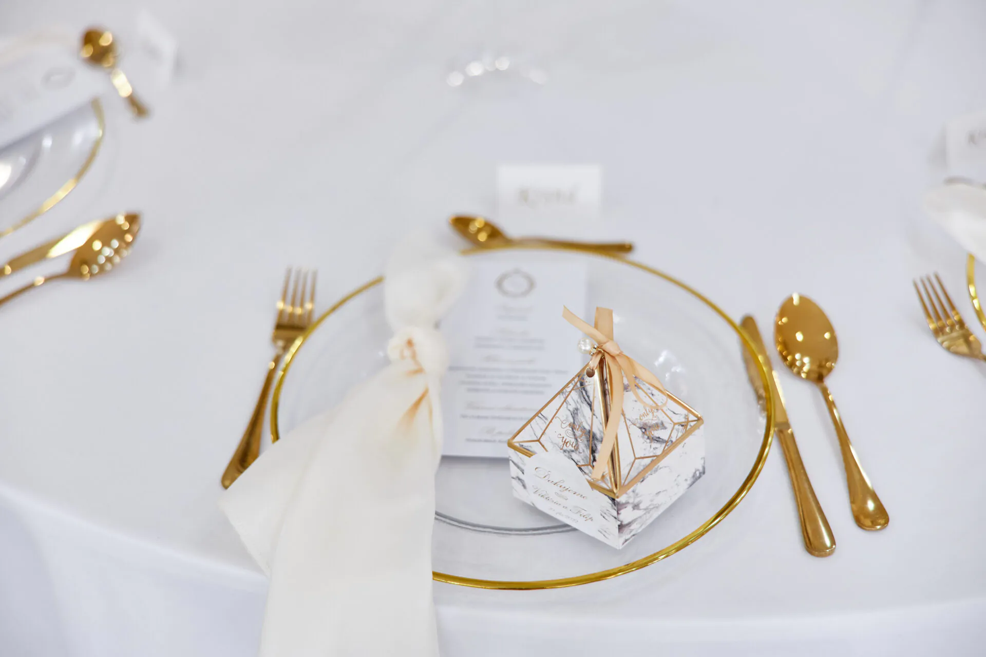 Sklenený klubový tanier s tenkým zlatým lemom