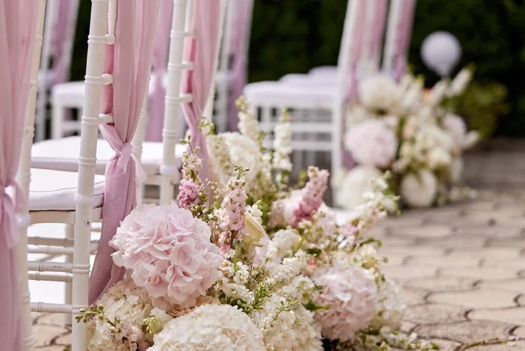 Ružová svadobná kvetinová výzdoba s pivóniami a pastelovou paletou