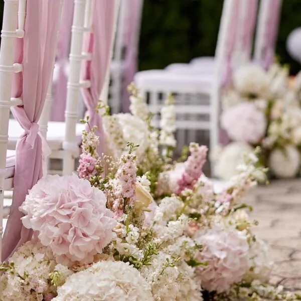 Ružová svadobná kvetinová výzdoba s pivóniami a pastelovou paletou