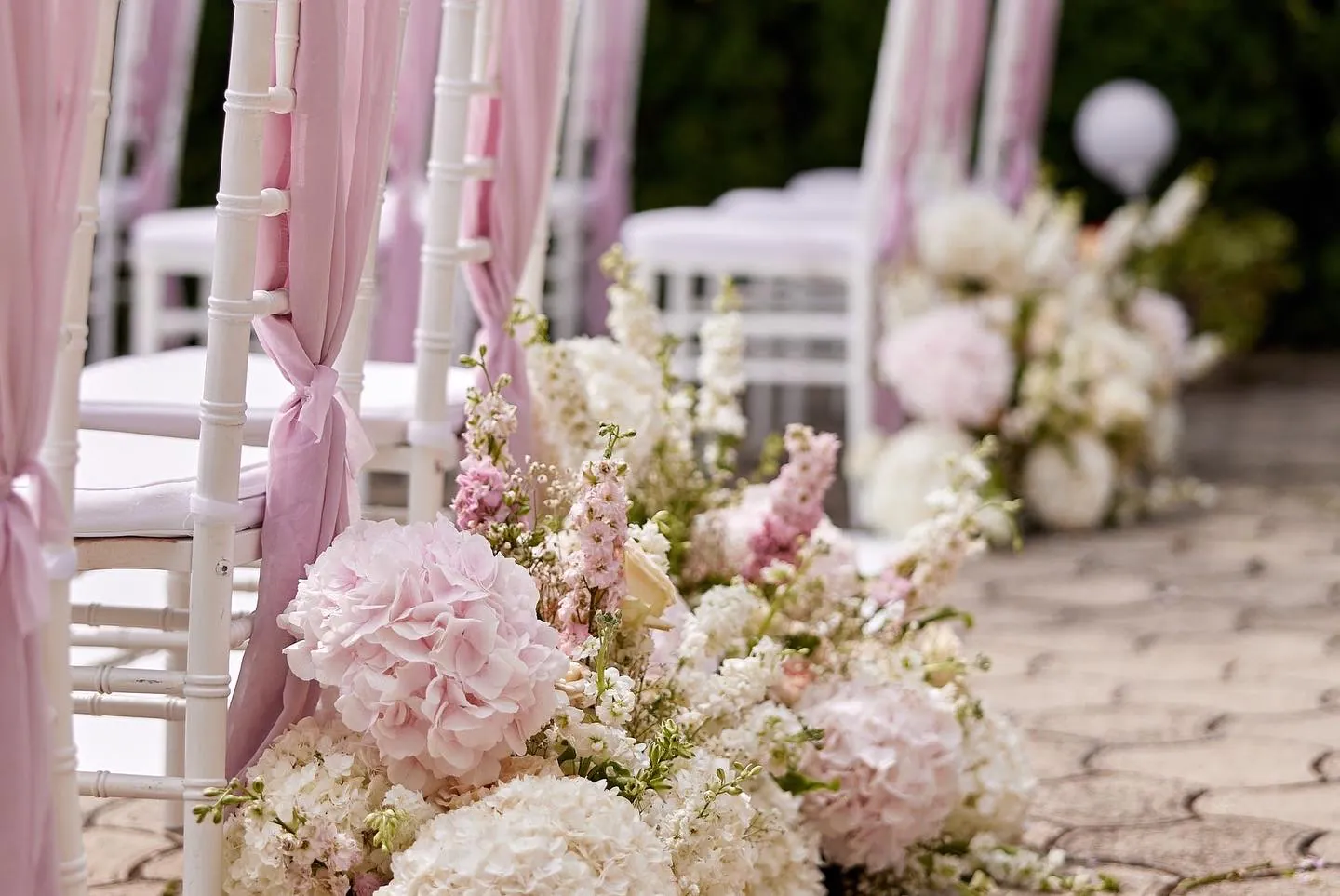 Ružová svadobná kvetinová výzdoba s pivóniami a pastelovou paletou