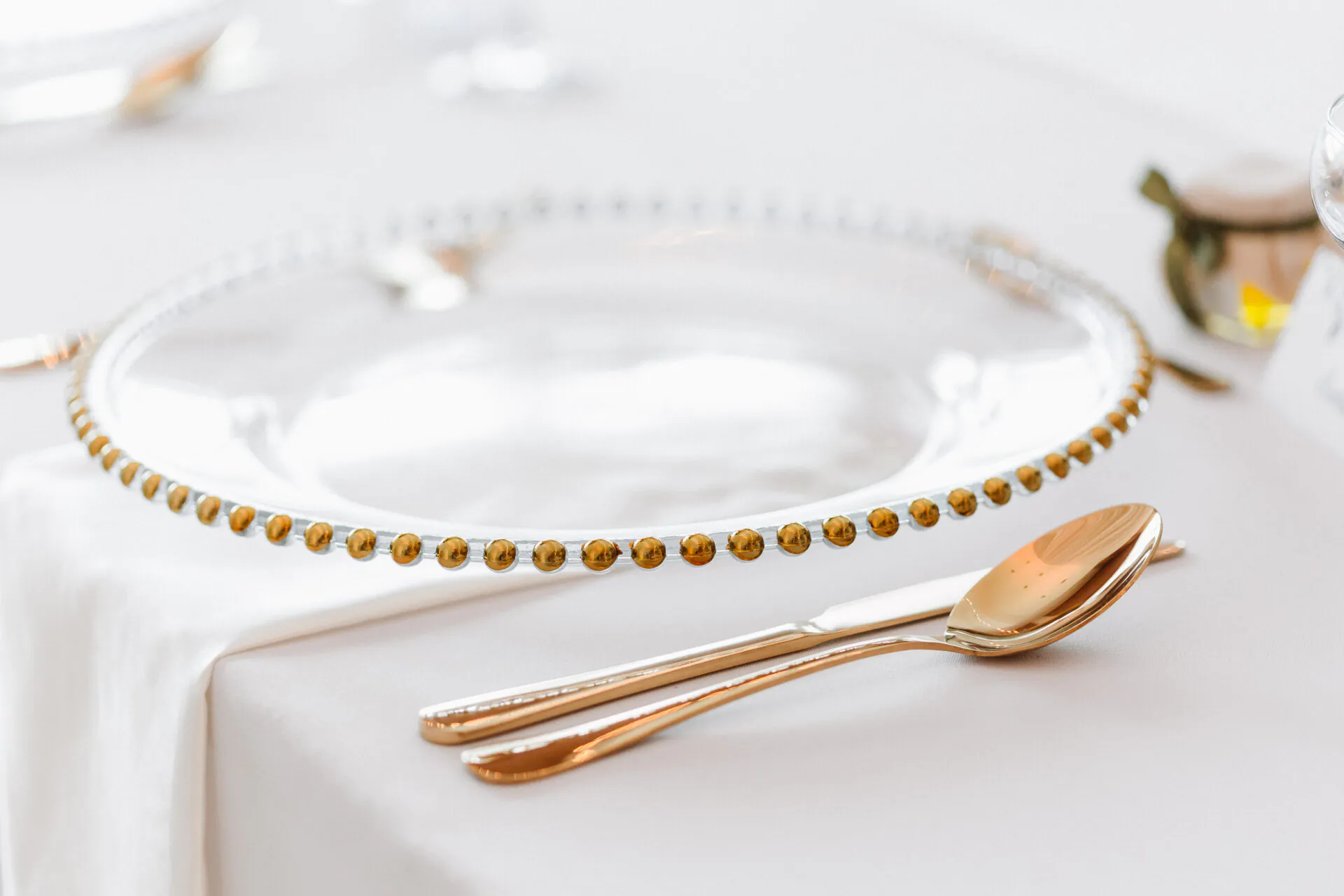 Sklenený klubový tanier s perličkami