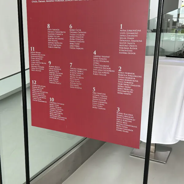 Čierny stojan na zasadací poriadok na svadbu