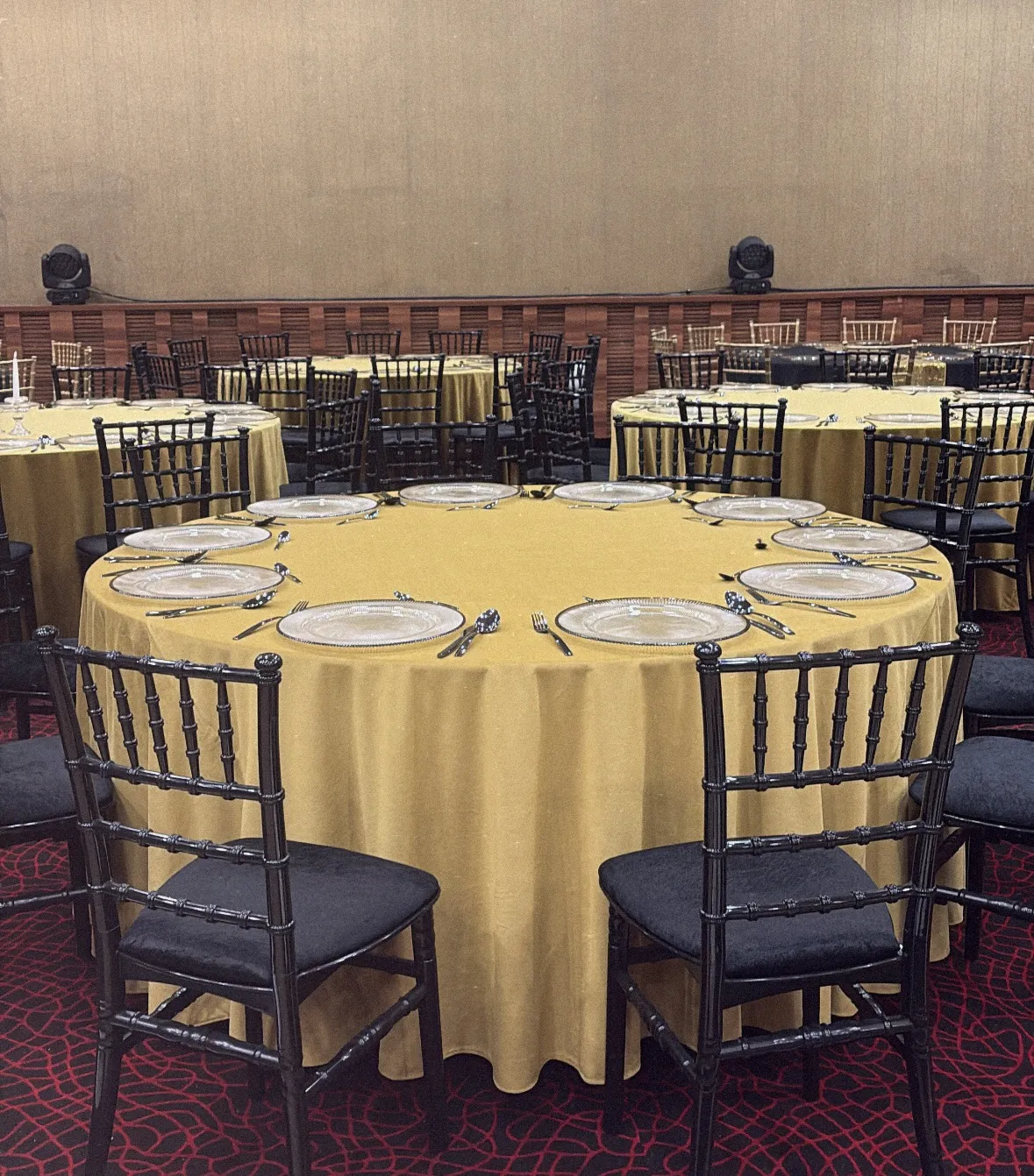 Zlatý zamatový okrúhly obrus