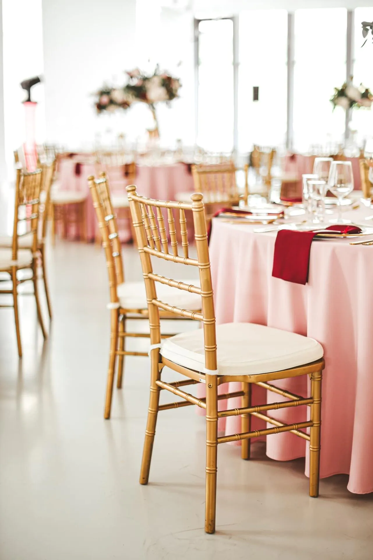 Svadobná výzdoba so zlatými stoličkami a svetloružovými obrusmi Elesko Galéria