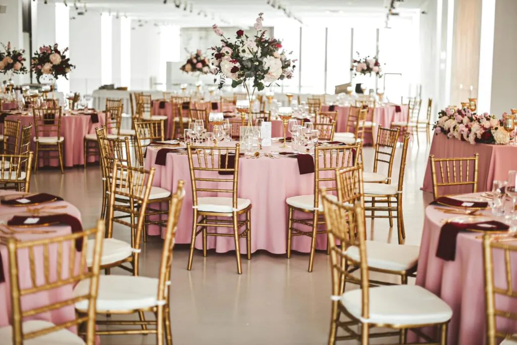 Zlaté Chiavari stoličky, Chiavari stoličky, prenájom stoličiek, svadobné stoličky, stoličky na prenájom