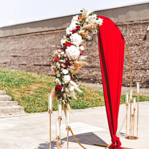 Vonkajšia svadobná výzdoba so zlatým stĺpikom