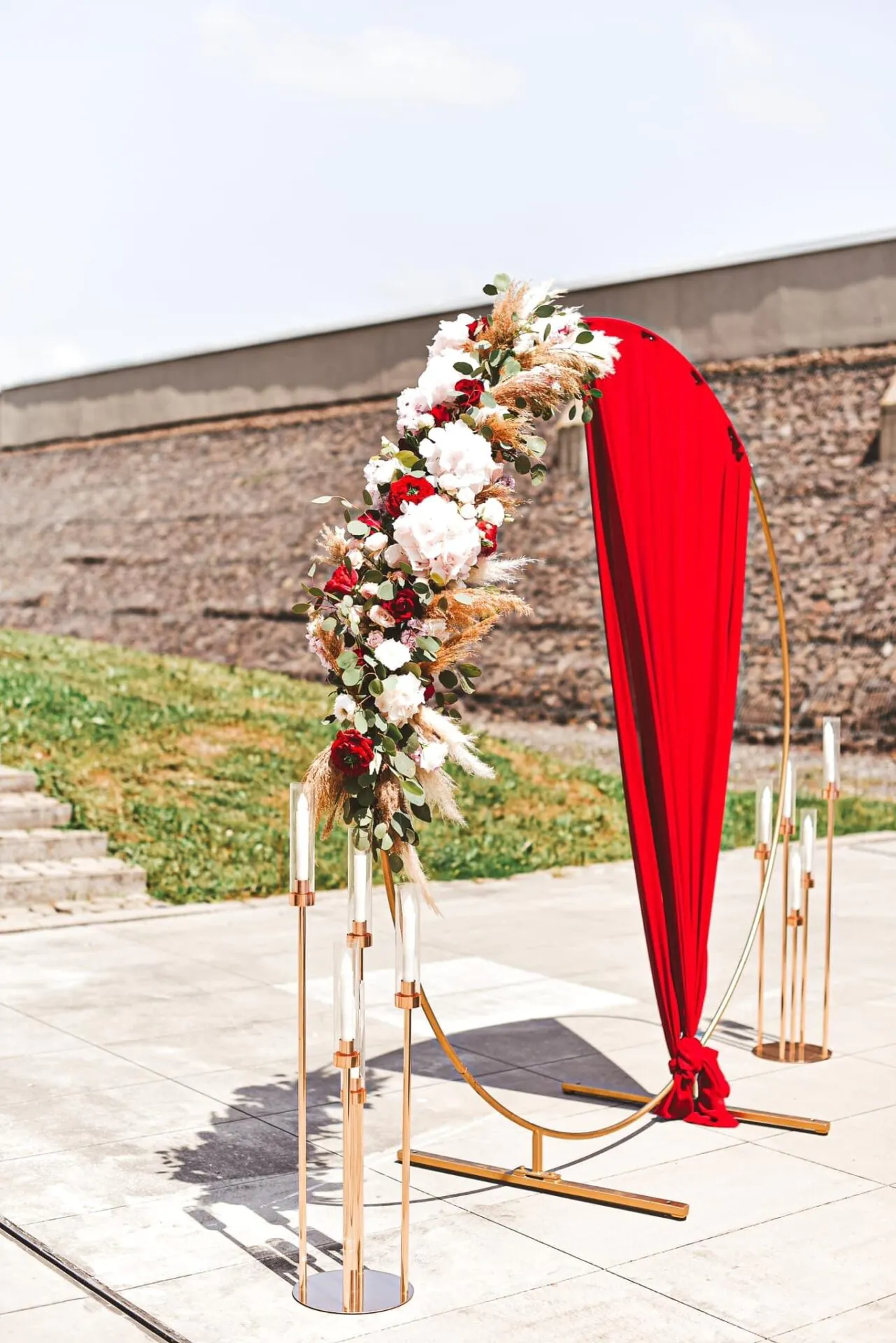 Vonkajšia svadobná výzdoba so zlatým stĺpikom