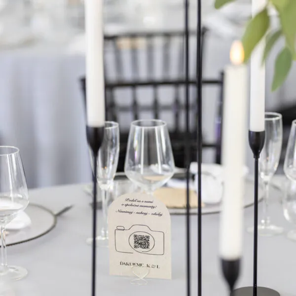 Svadobná výzdoba s čiernym stojanom na sviečky