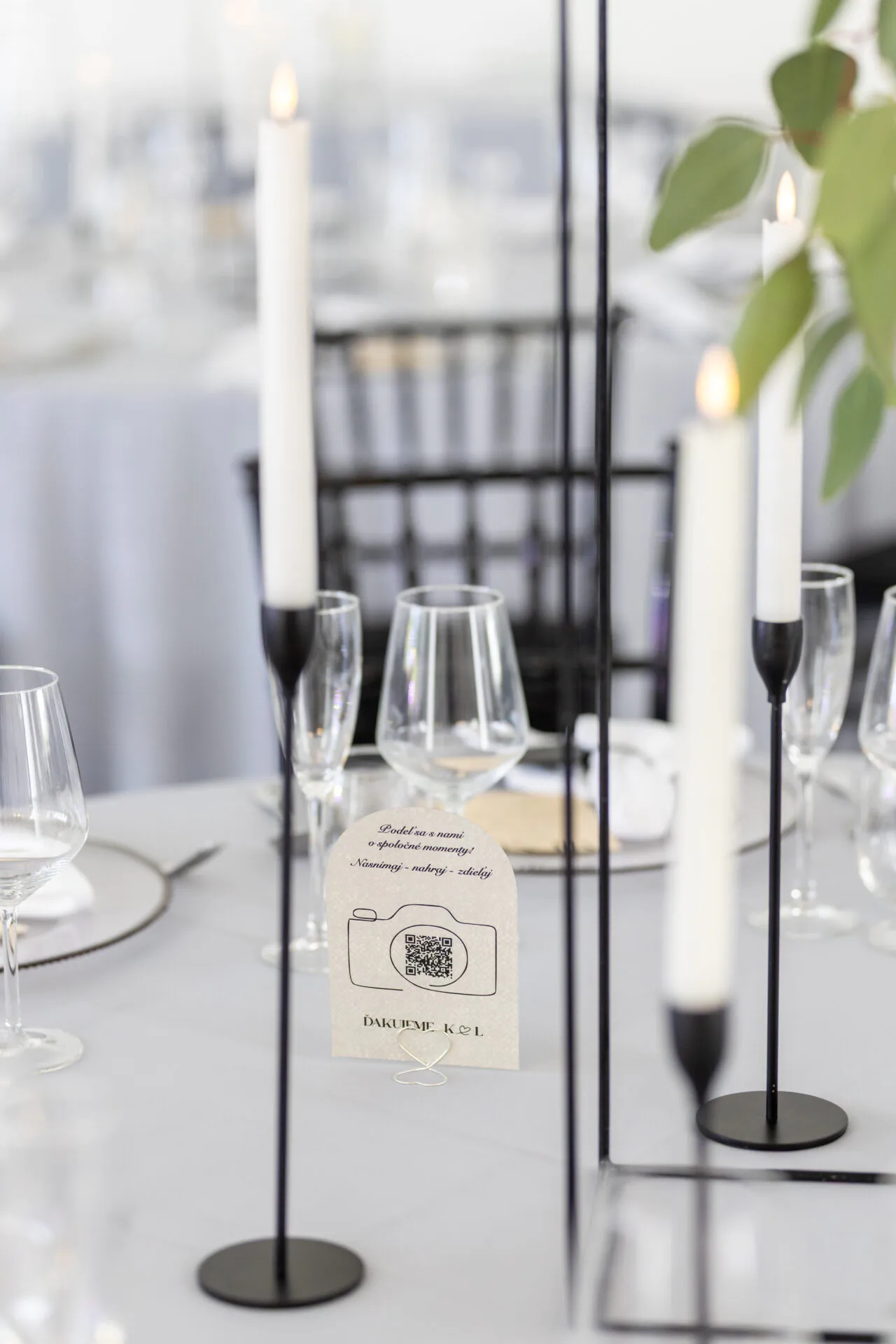 Svadobná výzdoba s čiernym stojanom na sviečky