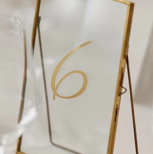 Číslo na stoly na označenie svadobného stola so zlatým rámom