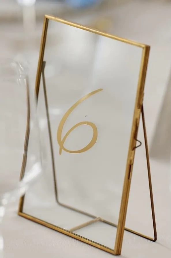 Číslo na stoly na označenie svadobného stola so zlatým rámom