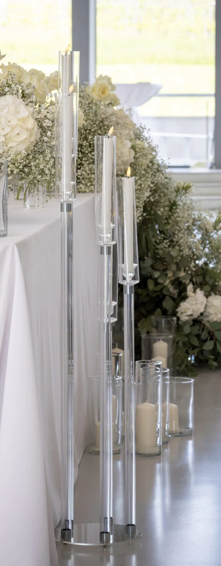 Svadobná výzdoba s vysokým stojanom na sviečky