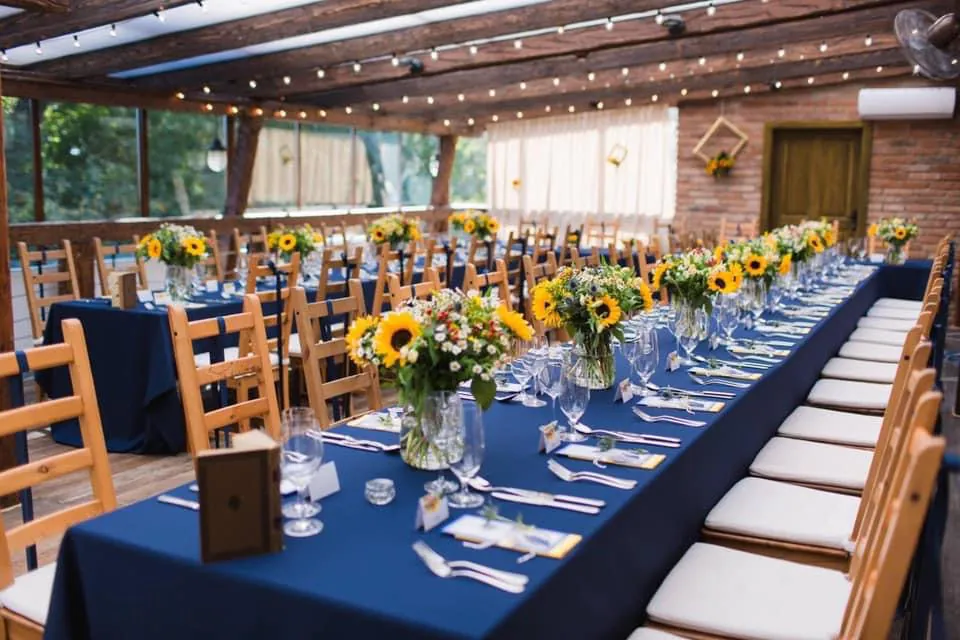 Svadobná výzdoba s modrým obrusom