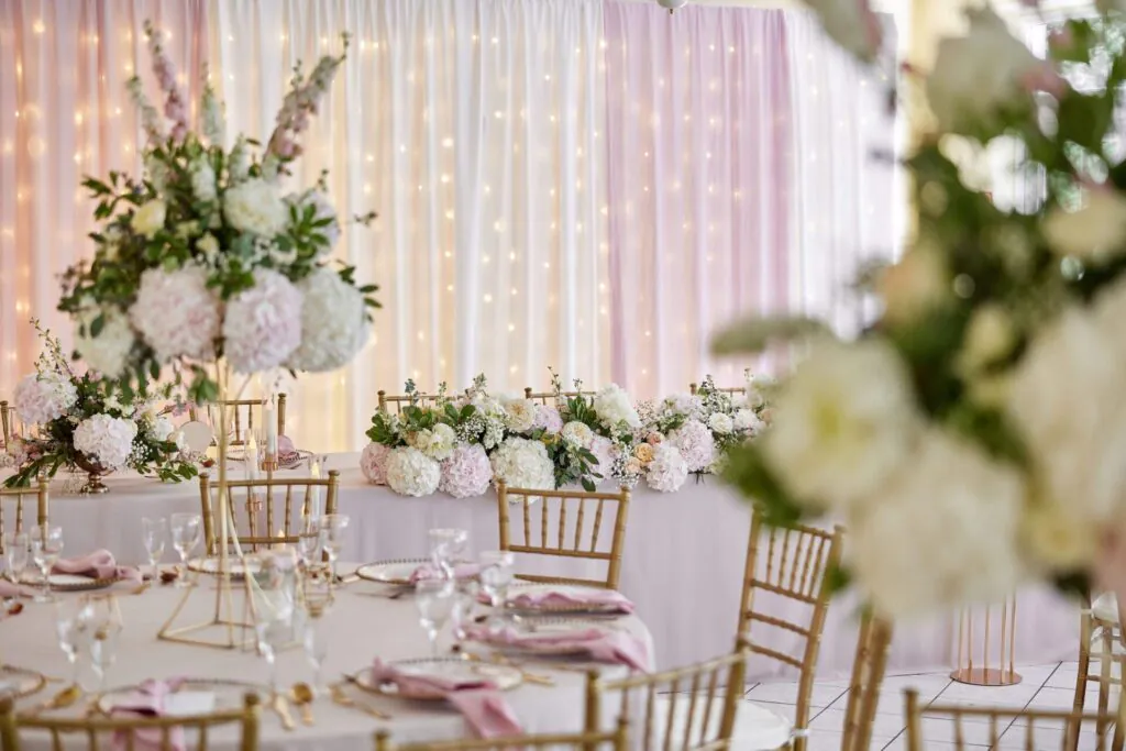 Bledoružová svadobná výzdoba so zlatými stoličkami Romantik Dolná Streda