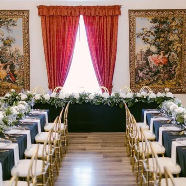 Čierne okrúhle a rovné obrusy