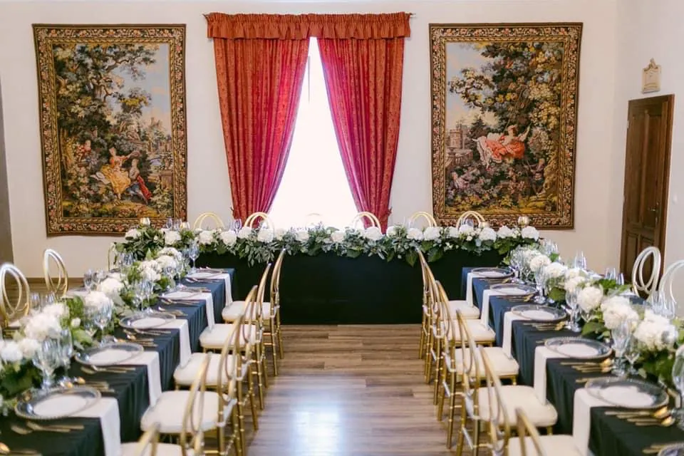 Čierne okrúhle a rovné obrusy