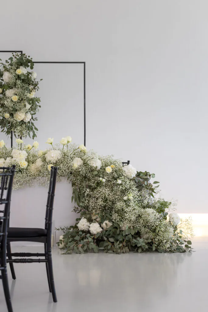 Minimalistická svadobná výzdoba s čiernymi stoličkami