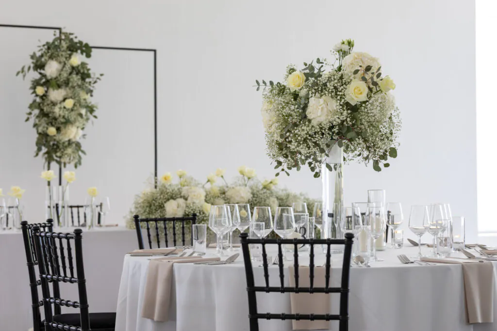 Čierne chiavari stoličky, čierne stoličky, stoličky na svadbu, stoličky na event, prenájom stoličiek