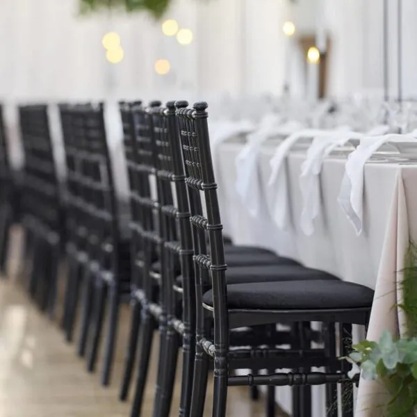 Svadobná výzdoba s čiernymi chiavari stoličkami