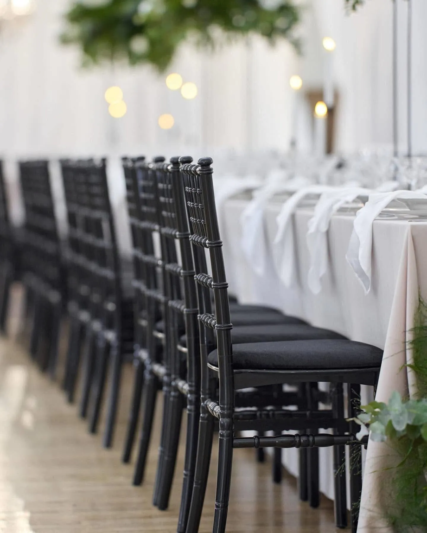 Svadobná výzdoba s čiernymi chiavari stoličkami