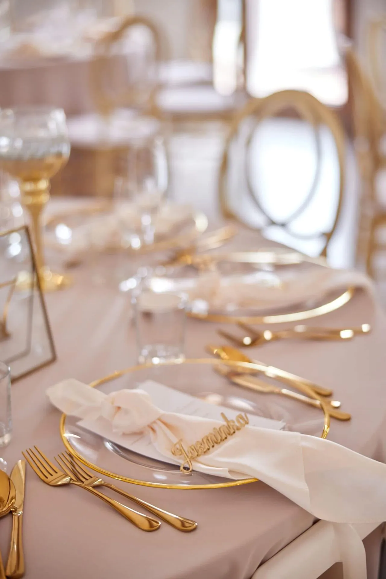 Detail svadobného prestierania so zlatým príborom