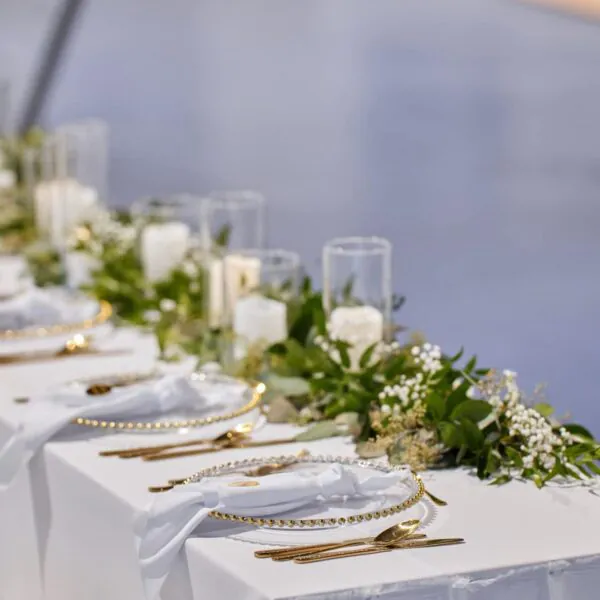 Svadobná výzdoba s klubovými taniermi so zlatým okrajom