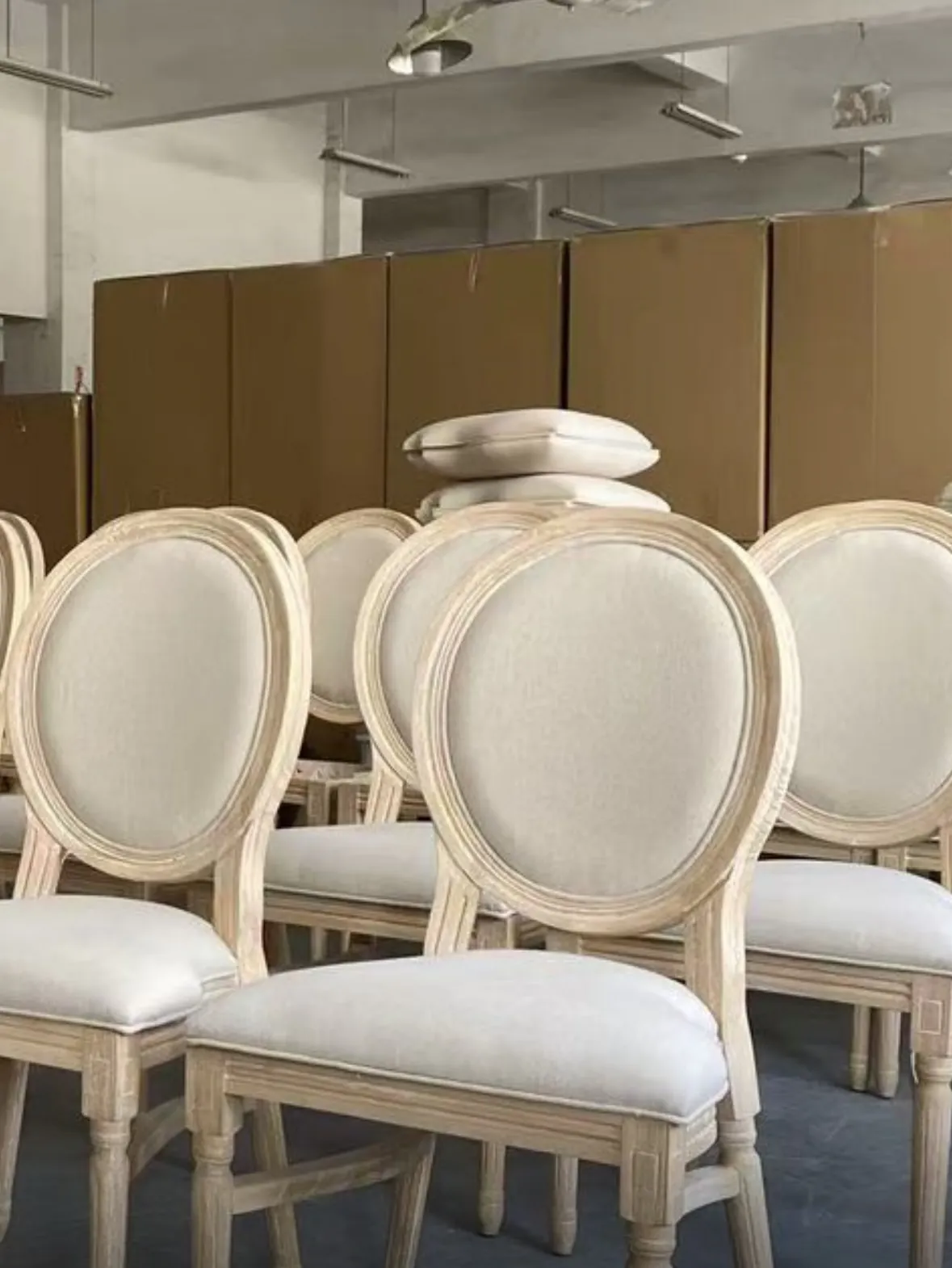 Svadobná výzdoba s Louis stoličkami