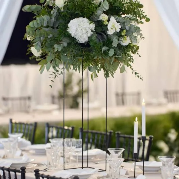 Svadobná výzdoba s čiernymi stoličkami