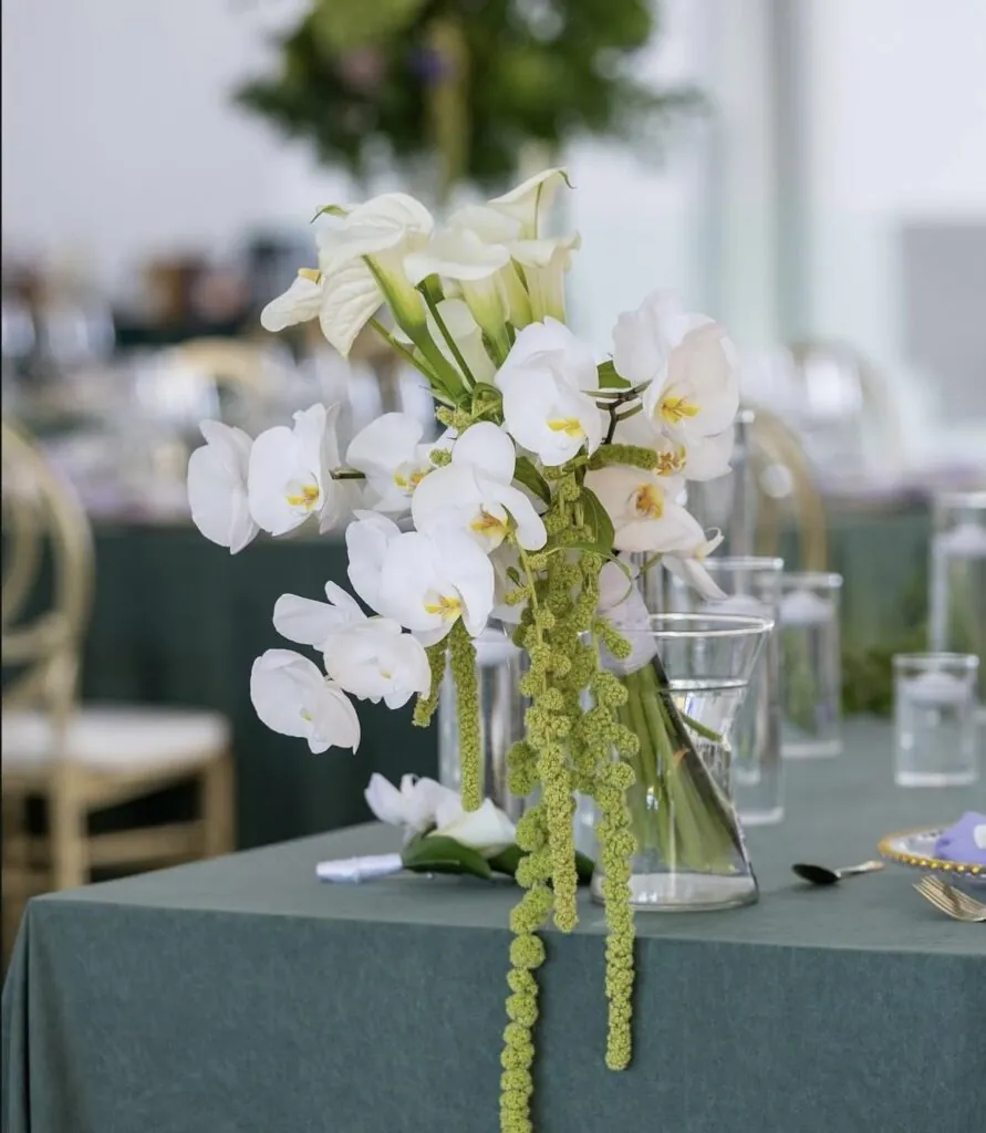 Zelená svadobná výzdoba s bielymi kvetmi