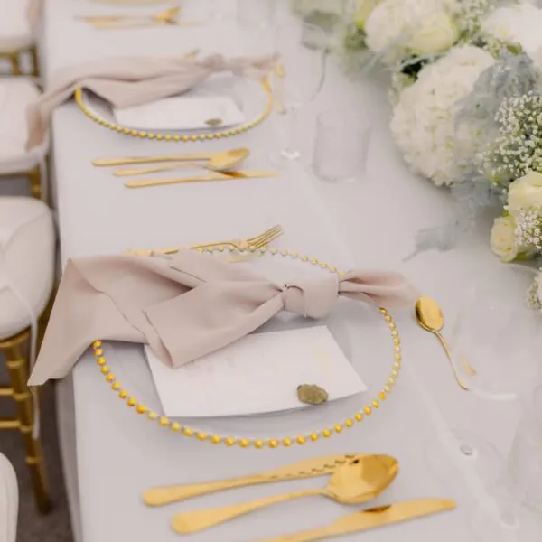 Detail na cappuccino príručník na svadobnom prestieraní