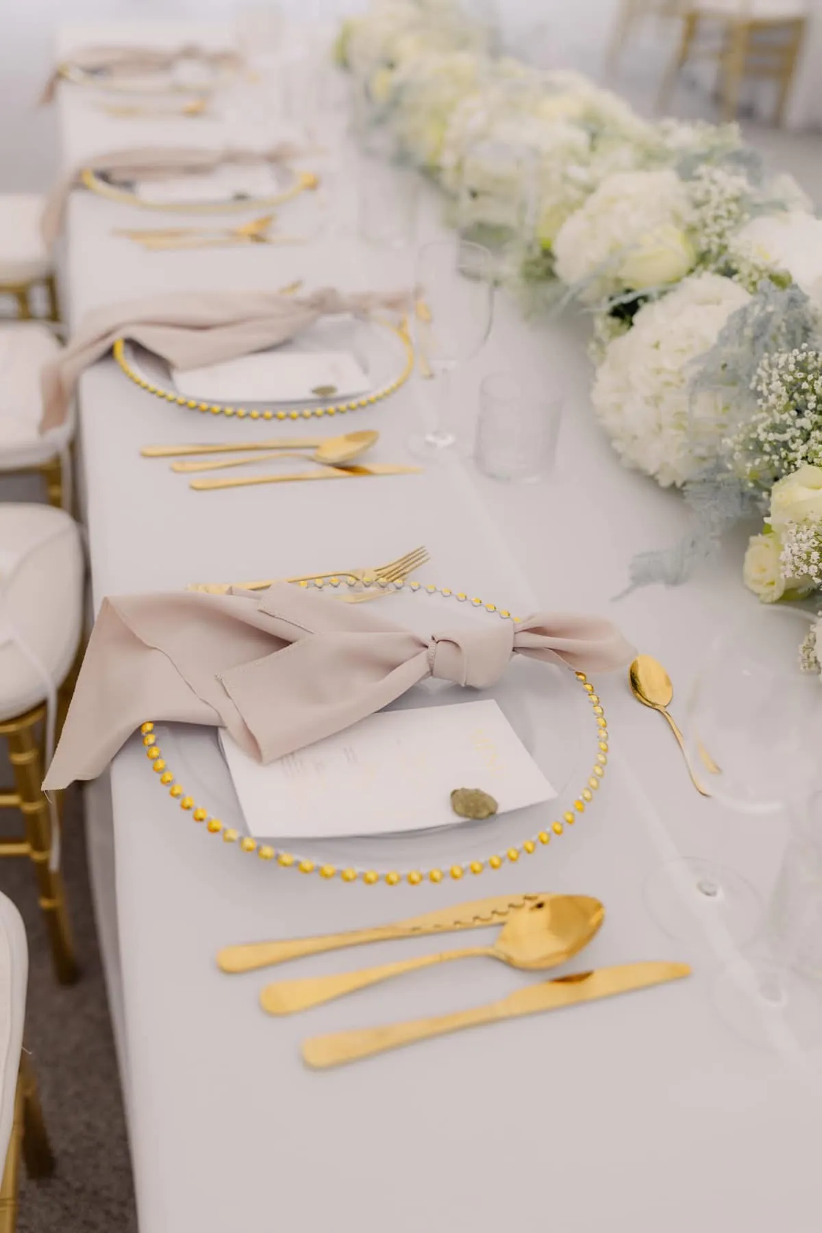 Detail na cappuccino príručník na svadobnom prestieraní