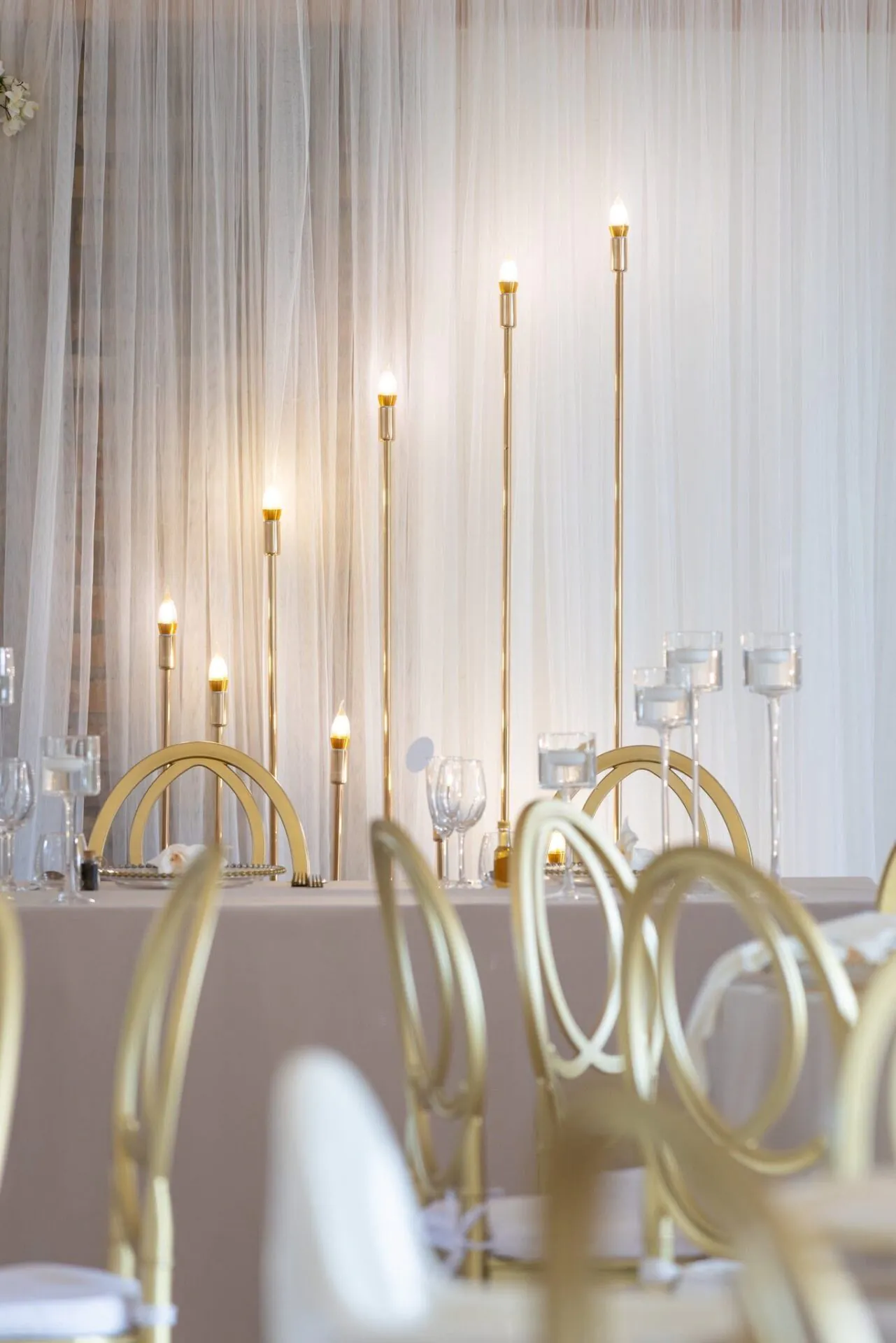 Detail na zlaté svietiace tyče