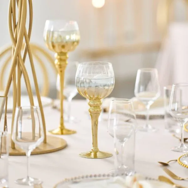 Detail na zlaté sklenené svietniky