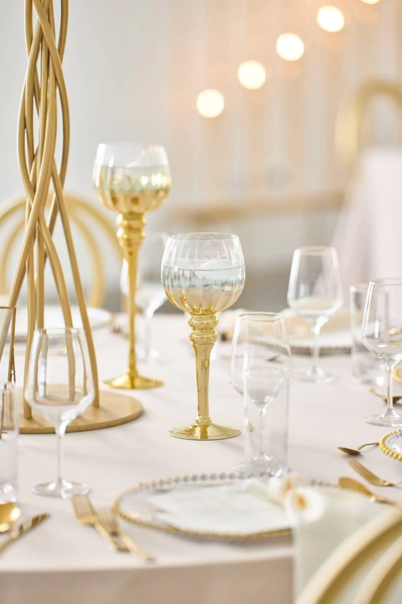 Detail na zlaté sklenené svietniky