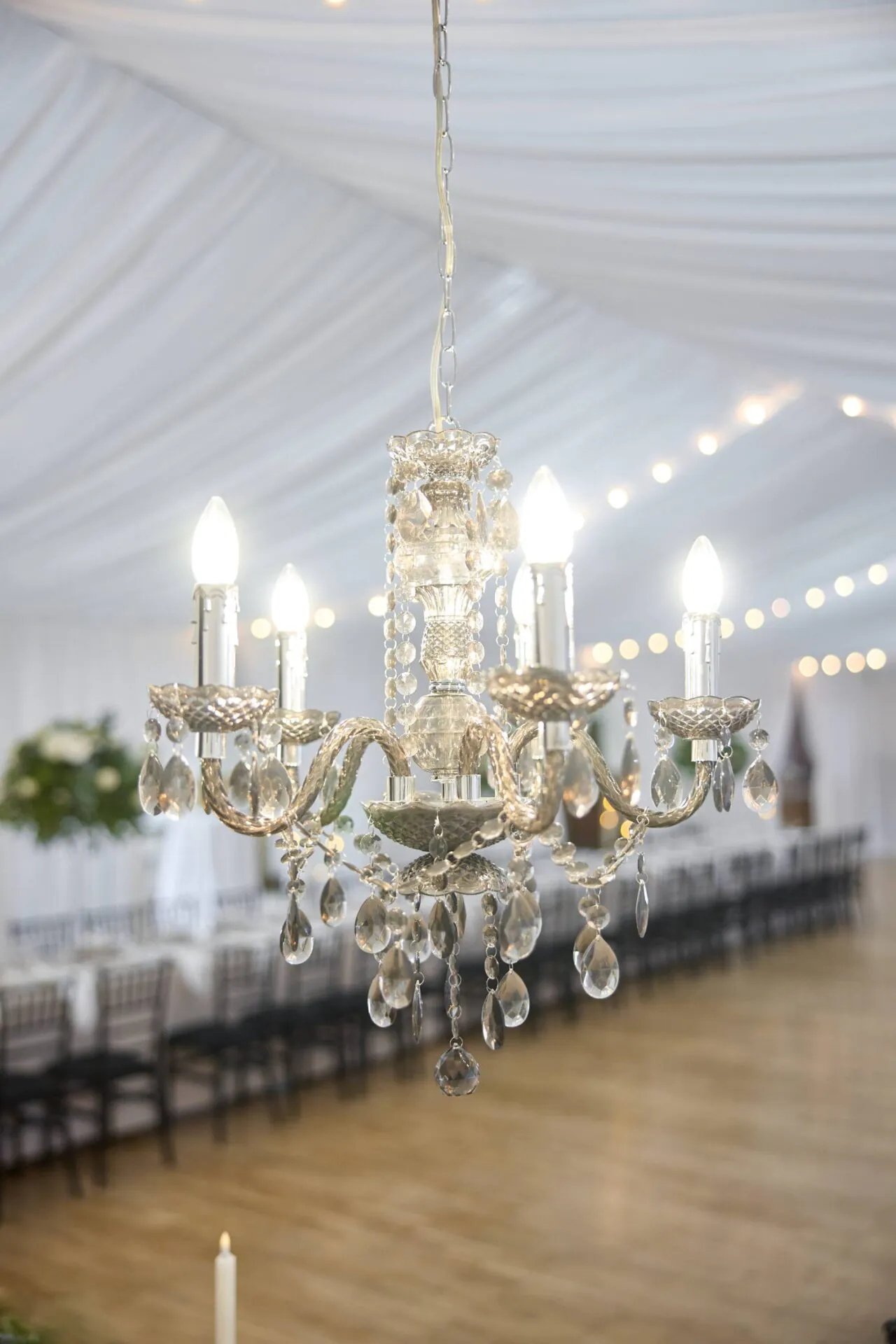 Luxusný stojan s krištáľovým lustrom