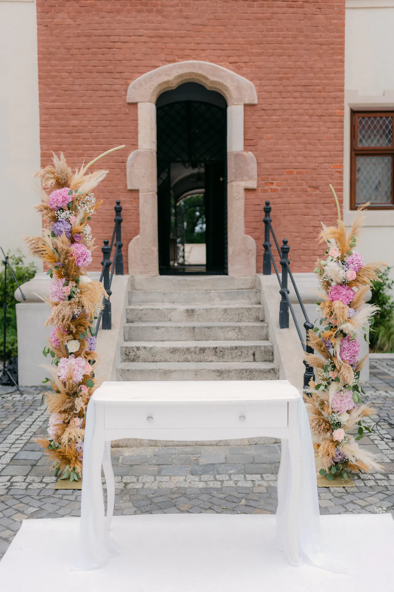 Vonkajšia svadobná výzdoba schodov