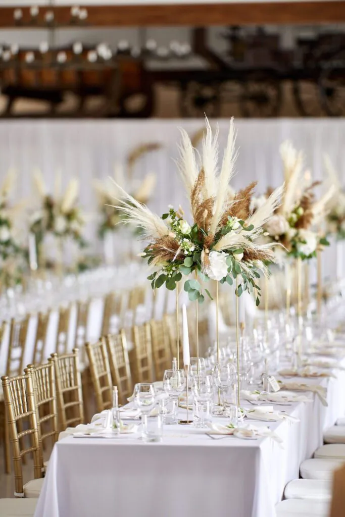 Svadobná výzdoba so zlatými stoličkami Zemiansky dvor Šúrovce