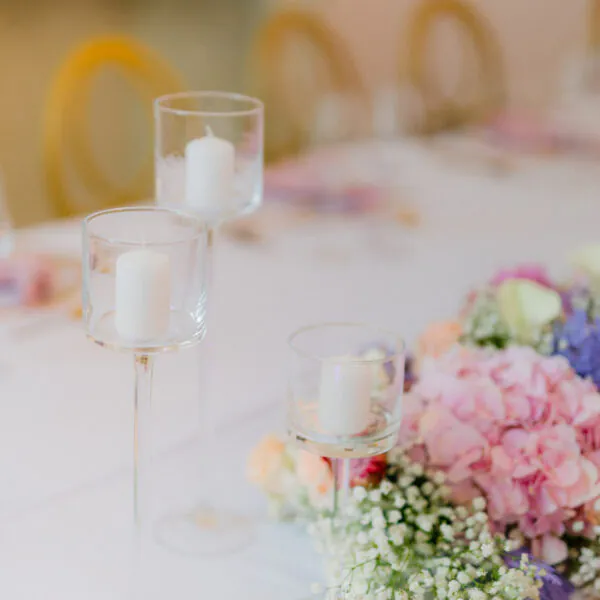 Sklenené svietniky na vysokej stopke